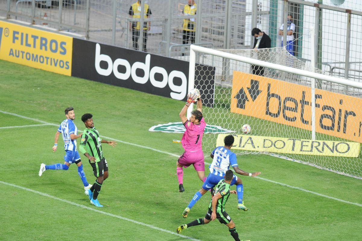 No segundo tempo, o CSA empatou com gol de cabea de Rodrigo Pimpo. Mas, logo depois, Amrica voltou  frente do placar, com gol do zagueiro Messias
