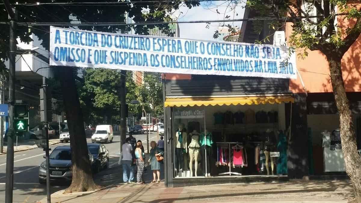 Faixas crticas ao conselho do Cruzeiro no Barro Preto