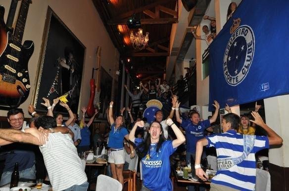Torcedores do Cruzeiro comemoram o ttulo brasileiro em bares de BH