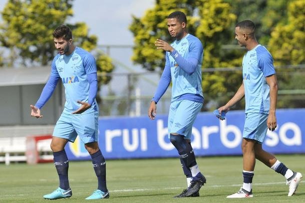 Mano Menezes montou Cruzeiro que deve encarar o Villa Nova no sbado e promoveu trs mudanas em relao ao ltimo jogo: Murilo entrou na vaga de Leo, Egdio no lugar de Marcelo Hermes e Robinho deu lugar a Ariel Cabral