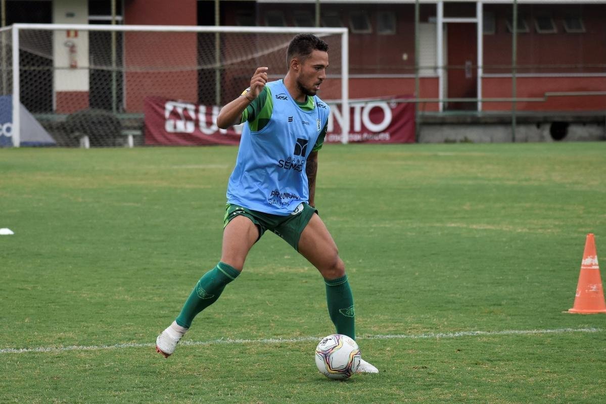 O Amrica segue com treinos preparatrios para a disputa do Campeonato Mineiro 2021. Comandados pelo auxiliar tcnico Mrcio Hahn, jogadores da base americana - e tambm os que tiveram menos oportunidades na temporada 2020 - realizam atividades voltadas ao Estadual.