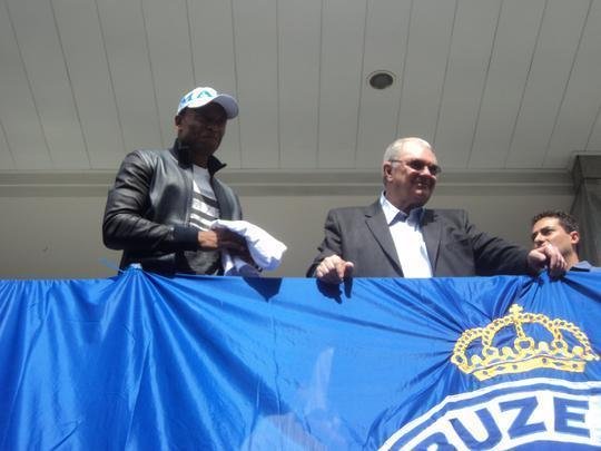Novo reforo do Cruzeiro, Jlio Baptista foi recepcionado pelo presidente Gilvan de Pinho Tavares e acenou para torcedores da sacada da sede administrativa no Barro Preto