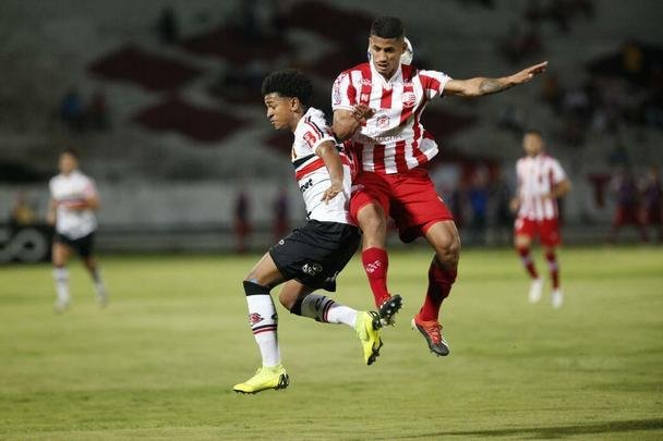 Equipes se enfrentaram no estdio do Arruda pela nona rodada da Srie C.