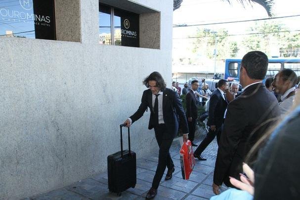 Repleta de estrelas, Seleo Uruguaia chegou a Belo Horizonte no comeo da tarde para a disputa da Copa Amrica. Cavani e Surez, as principais estrelas, mostraram muita simpatia. O meia De Arrascaeta, ex-Cruzeiro, atendeu a um f, mas passou pela imprensa sem dar entrevistas