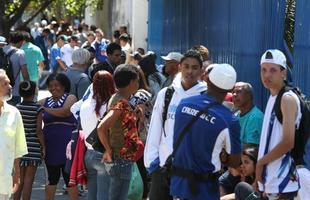 Torcedores formaram uma longa fila desde a manh desta segunda-feira