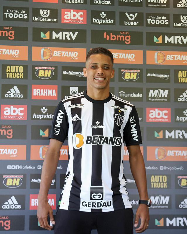 Atltico contratou o meia-atacante Pedrinho