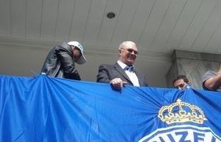 Novo reforo do Cruzeiro, Jlio Baptista foi recepcionado pelo presidente Gilvan de Pinho Tavares e acenou para torcedores da sacada da sede administrativa no Barro Preto