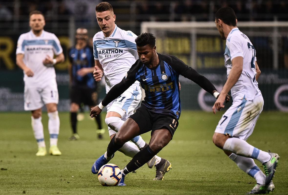 Volante Rômulo em jogo pela Lazio, da Itália