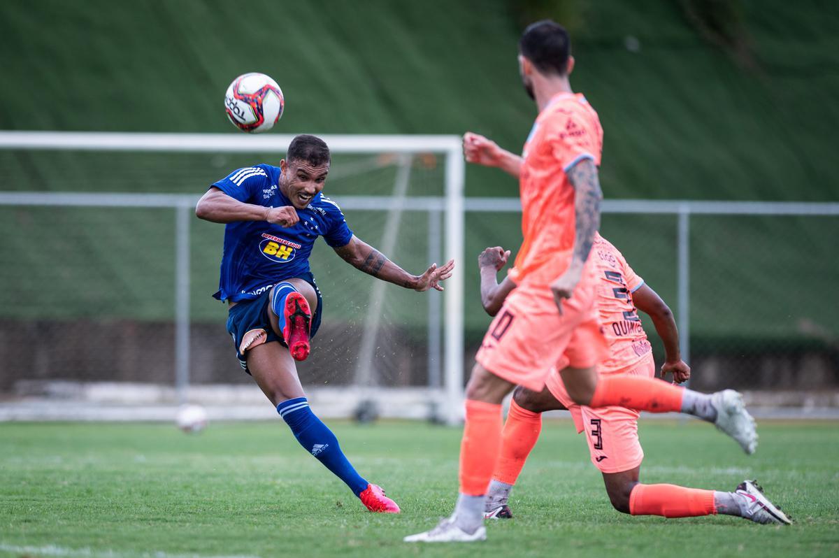 Imagens do jogo-treino entre Cruzeiro e Bolívar, neste sábado (20/2), na Toca da Raposa II. Time celeste venceu por 1 a 0