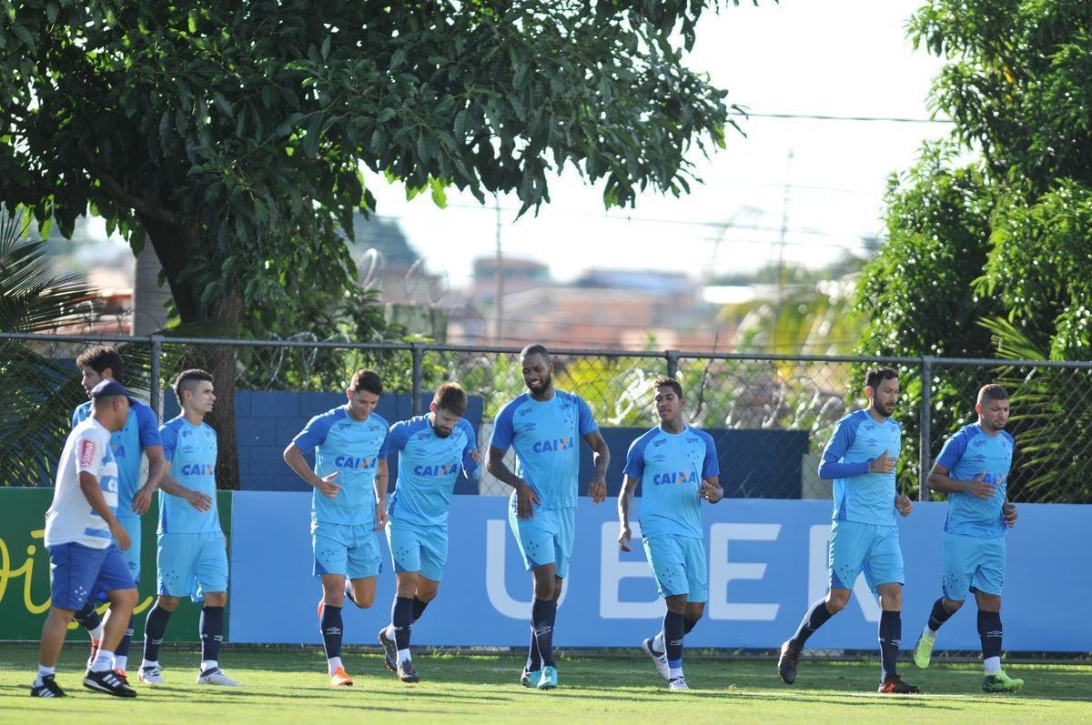 Cruzeiro se reapresentou aps estreia na Copa Libertadores e iniciou sua preparao para o clssico de domingo, s 11h, no Independncia, contra o Atltico, pela nona rodada do Mineiro. As novidades foram as presenas do atacante Sass e do zagueiro Cac, da base. Fred foi vetado devido a um estiramento na panturrilha direita. 