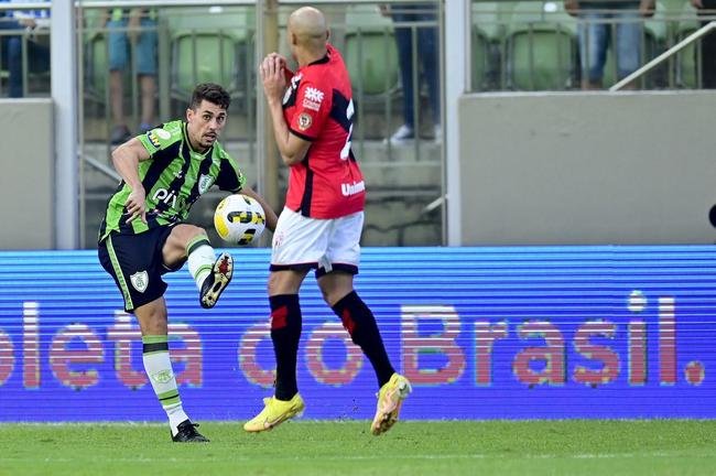 As fotos do duelo decisivo entre Amrica e Atltico, neste domingo (13/11), no Independncia, em Belo Horizonte. Partida foi vlida pela 38 rodada da Srie A do Campeonato Brasileiro.