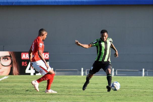 Fotos do empate entre Vila Nova e América
