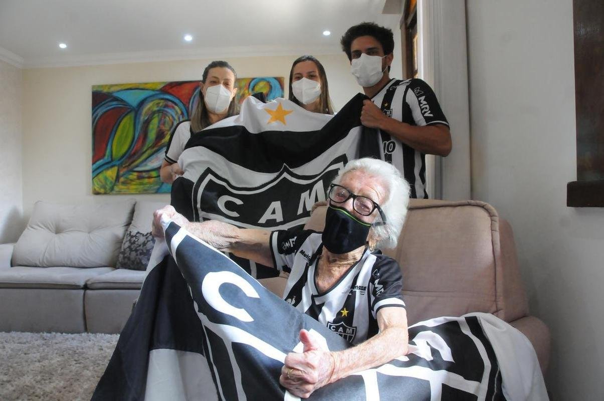 Ana C�ndida de Oliveira Marques, a Vov� do Galo, de 101 anos, ao lado da filha, Maria Aparecida, e dos netos Marcelo e Sabrina