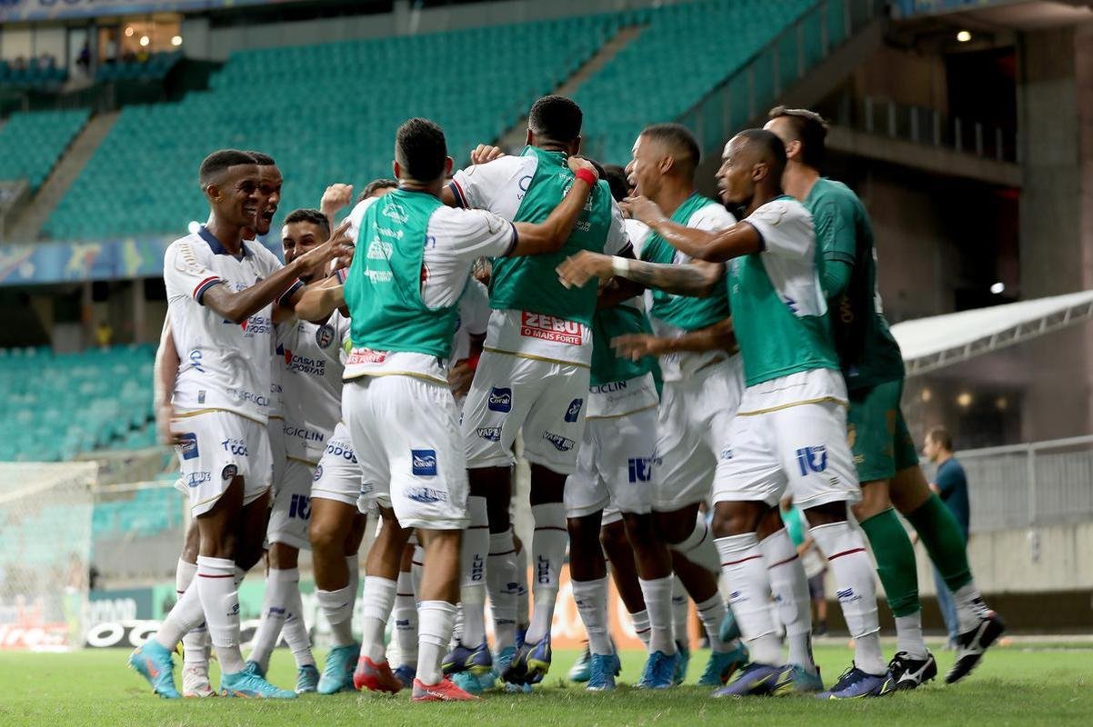 Vitor Jacar marcou dois gols e deu a vitria ao Bahia sobre o Cruzeiro, na Fonte Nova, em Salvador, pela primeira rodada da Srie B
