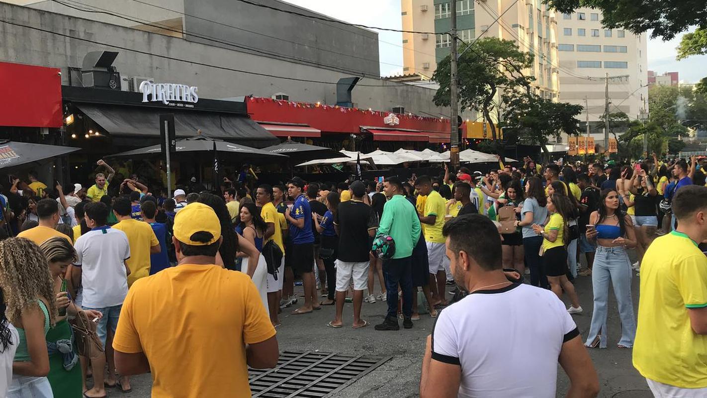 Movimento na Rua Alberto Cintra, em BH, durante jogo do Brasil contra a Srvia, pela abertura da Copa do Mundo do Catar