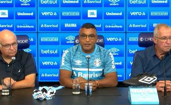 Roger foi apresentado pelo Gr�mio nesta ter�a