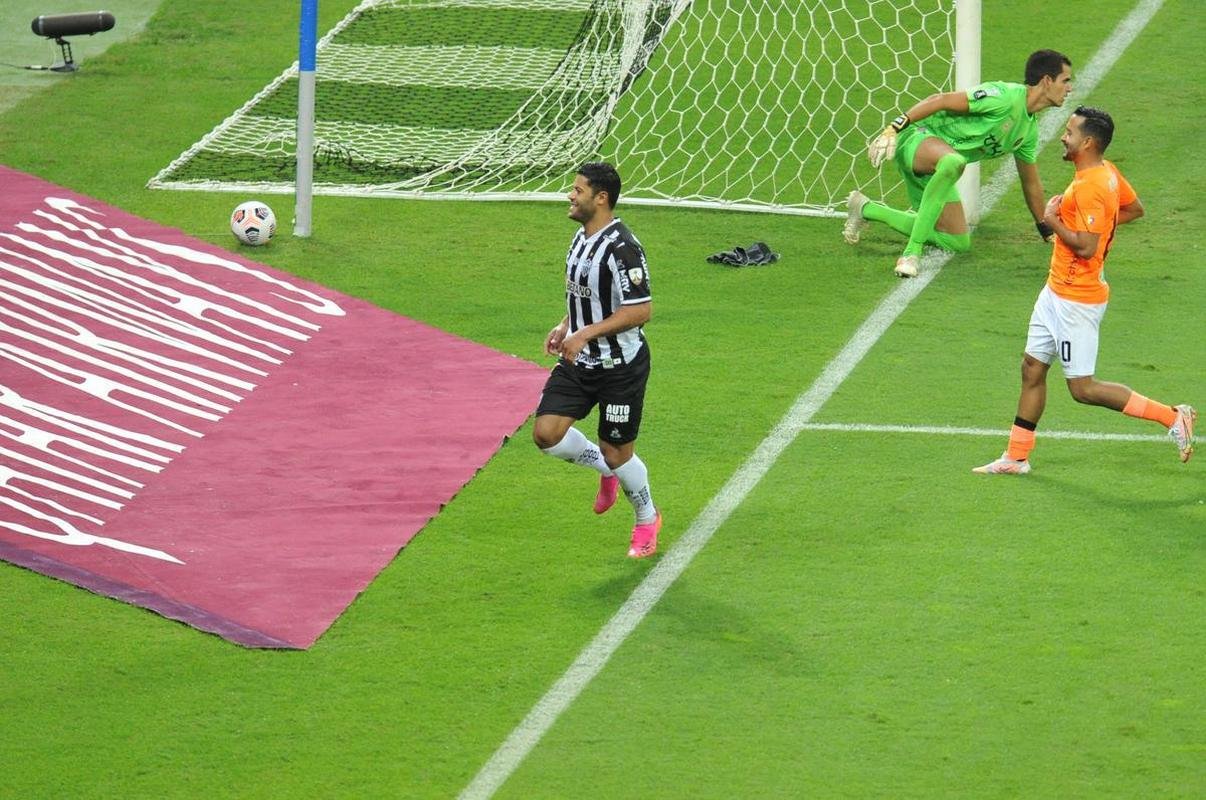 Fotos do gol de Hulk, do Atltico, sobre o La Guaira, no Mineiro, pela Libertadores
