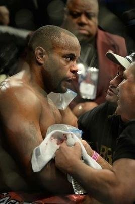 Jon Jones (bermuda vermelha) venceu Daniel Cormier por decisão unânime e manteve o cinturão