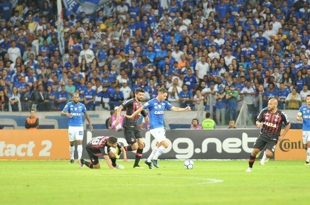 Lances do primeiro tempo do duelo entre Cruzeiro e Atltico, no Mineiro, pelas oitavas de final da Copa do Brasil