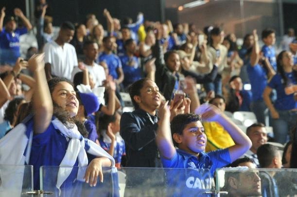 Imagens das torcidas de Cruzeiro e Corinthians no Mineiro