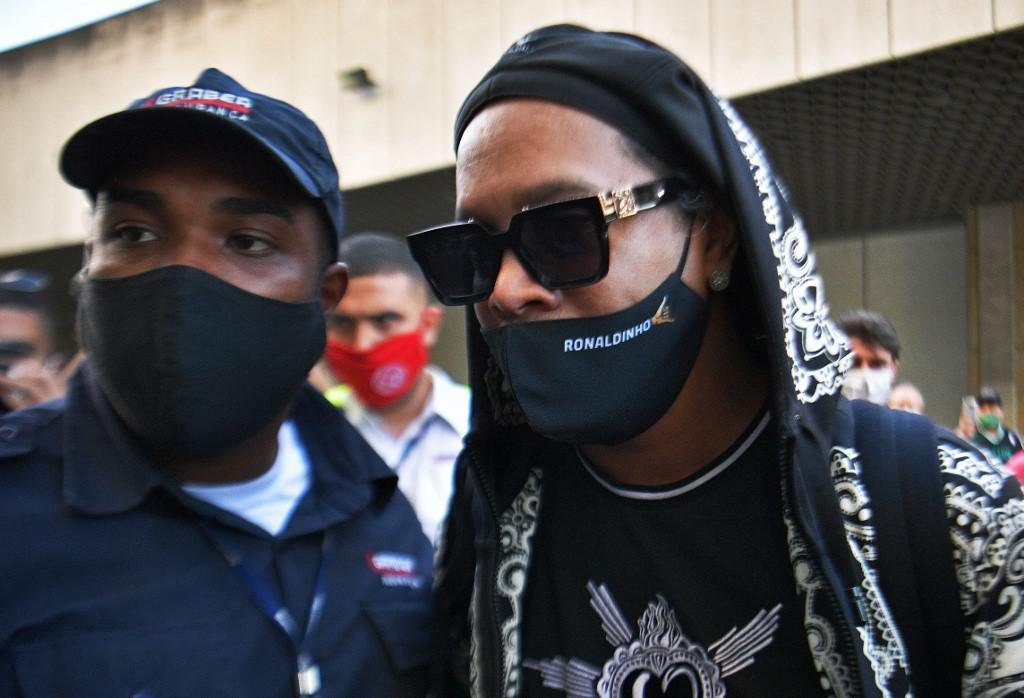 Após 171 dias no Paraguai, onde ficaram presos, Ronaldinho Gaúcho e seu irmão, Assis, chegaram ao Rio de Janeiro nesta terça-feira em um jatinho