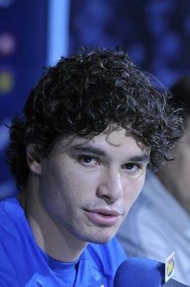 Lateral-esquerdo Dod, de 26 anos, foi apresentado pelo Cruzeiro na Toca; Jos Benedito, pai do lateral, e Jnior Pedroso, empresrio, estiveram presentes