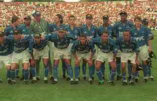 O ex-volante Valdir, tambm conhecido como Toddynho, esteve no elenco do Cruzeiro de 1998 que foi campeo mineiro e vice da Copa do Brasil, Copa Mercosul e Campeonato Brasileiro. Na imagem,  o primeiro em p da direita para a esquerda.