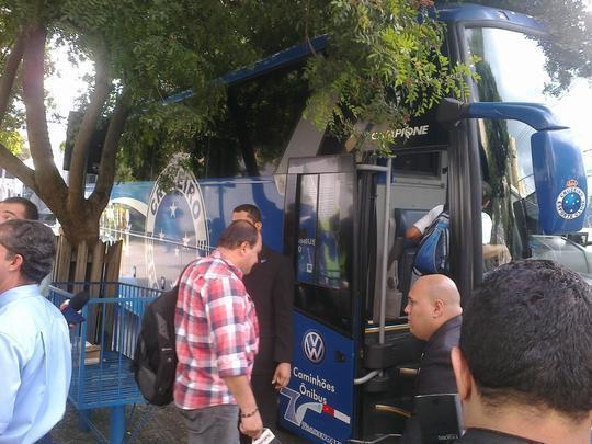 Imprensa, que espera na sede do clube, foi convidada a entrar em nibus do Cruzeiro para ir ao encontro de Ded, em local no revelado