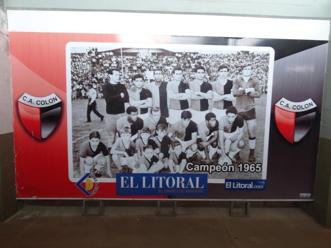 Construdo em 1946, o Cemitrio de Elefantes foi onde o Coln venceu o Santos de Pel, a Seleo Argentina, o Pearol, ento campeo mundial, e os poderosos River Plate e Boca Juniors