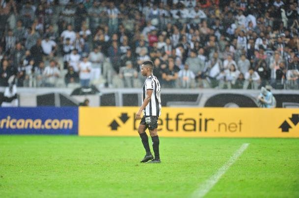 Atltico perdeu por 4 a 3 para o Coln nos pnaltis e foi eliminado da Copa Sul-Americana. Goleiro argentino Burin defendeu penalidades de Rver e Cazares