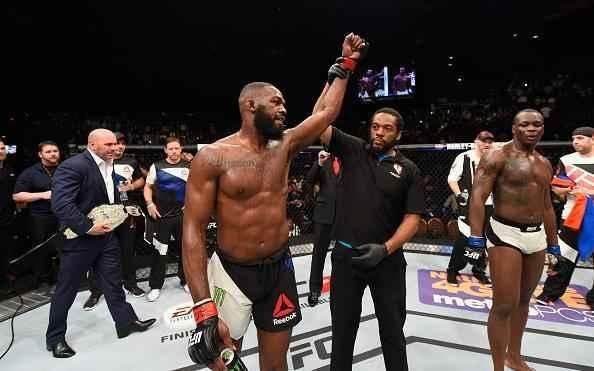 Jon Jones volta ao octógono do UFC e conquista cinturão interino