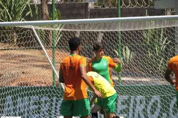 Fotos do treino do Amrica, nesta quarta-feira, no CT Lanna Drumond. Atividade com bola fechou preparao do Coelho para o clssico contra o Cruzeiro, marcado para esta quinta, s 21h, no Independncia, pela 23 rodada do Campeonato Brasileiro