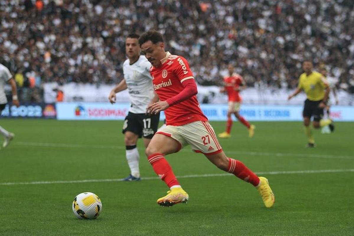 Meio-campista Maurcio pelo Internacional, em 2022