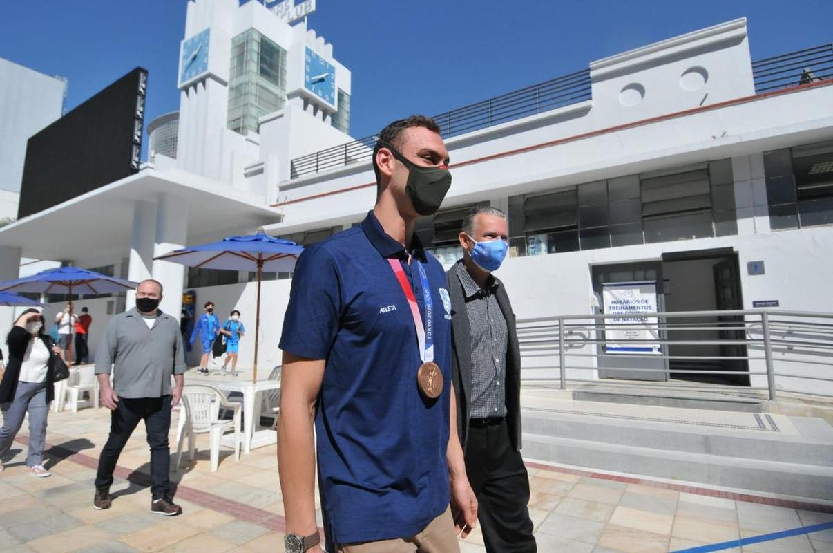 Medalha de bronze nos 200m livre, em Tquio, nadador Fernando Scheffer se reapresenta ao Minas Tnis Clube, em BH, e  festejado por funcionrios, diretoria e fs