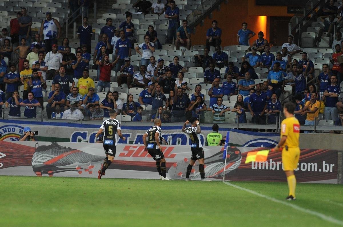 Em jogo com grande atuao do goleiro Fbio, Cruzeiro derrotou Santos de virada, por 2 a 1, com gols de Sass e Raniel; Gabriel Barbosa marcou para o Peixe, no Mineiro, pela 26 rodada do Brasileiro