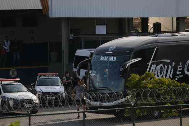 Delegao do Atltico desembarcou no Aeroporto de Confins na tarde desta quinta-feira sob forte escolta policial