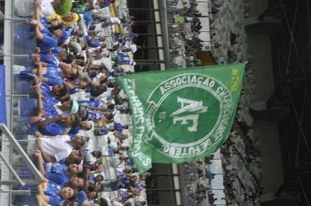 O Mineiro foi palco de homenagens s vtimas da tragdia com o avio da delegao da Chapecoense antes e durante Cruzeiro x Corinthians