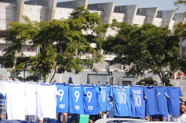 Chegada da torcida do Cruzeiro ao Mineiro para o jogo contra a Ponte Preta pela 13 rodada da Srie B do Campeonato Brasileiro. Estdio voltou a receber grande pblico