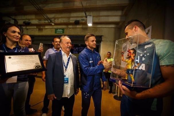 Antes de jogo entre Cruzeiro e Cear, goleiro Fbio foi homenageado pelas 800 partidas a servio do clube. Na imagem, todos os trofus conquistados pelo camisa 1 no time celeste: seis Campeonatos Mineiros (2006, 2008, 2009, 2011, 2014 e 2018), trs Copas do Brasil (2000, 2017 e 2018) e dois Campeonatos Brasileiros (2013 e 2014).