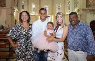 Pedro Rocha e seus familiares celebraram o batismo da pequena Vitria
