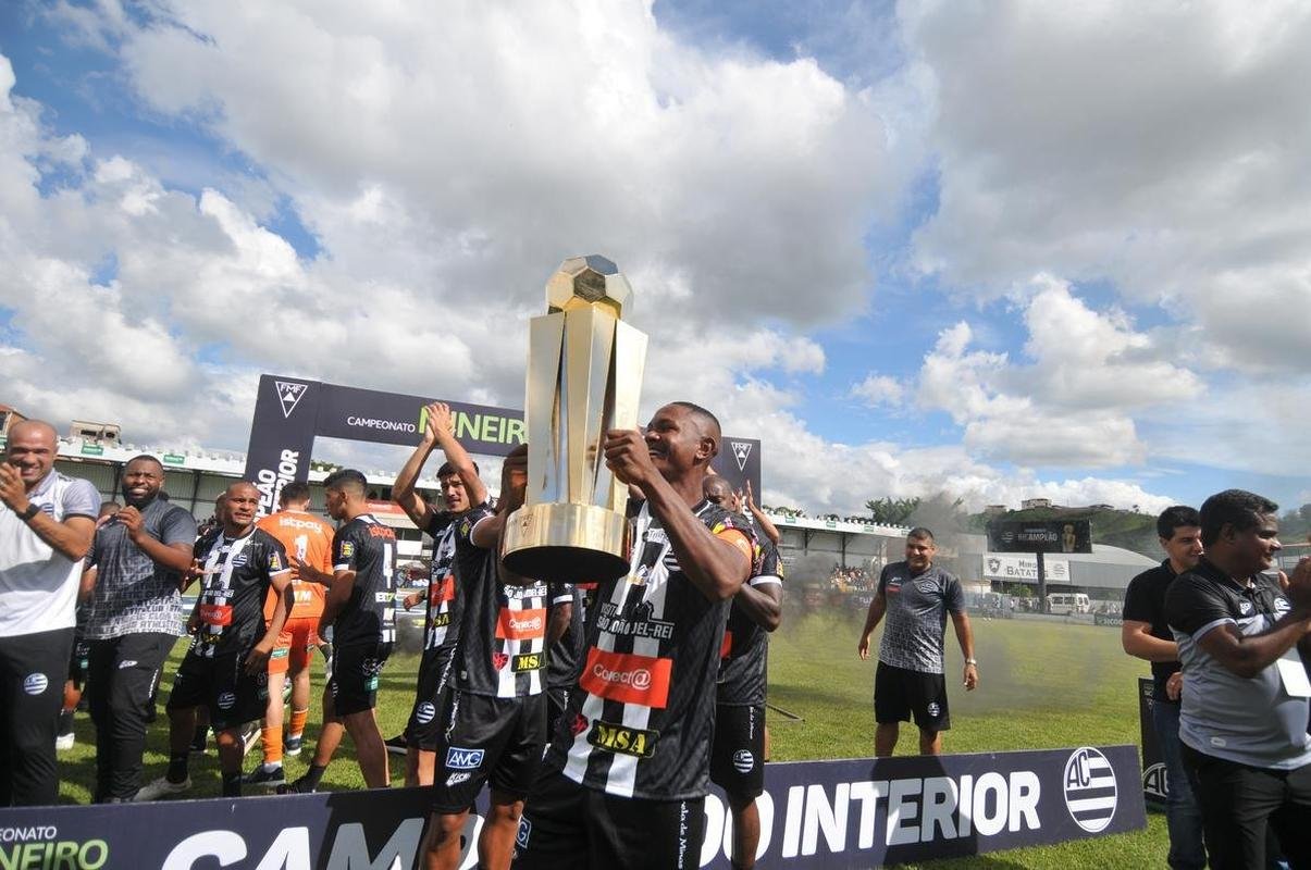 Festa do Athletic ao receber trofu de campeo mineiro do interior