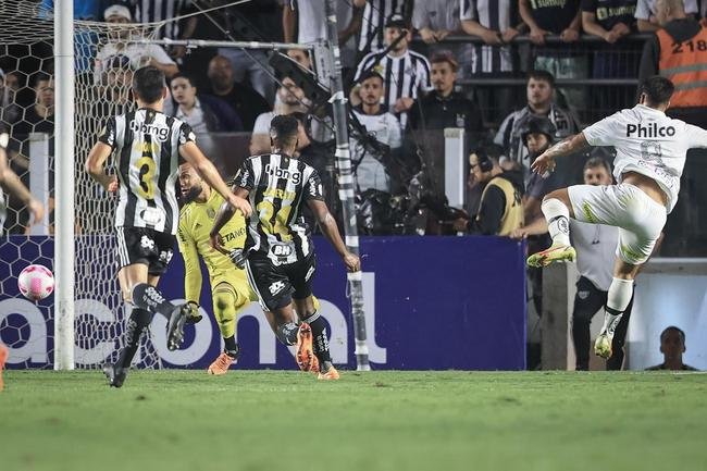 Fotos do jogo entre Santos e Atltico na Vila Belmiro, em Santos, pela 30 rodada do Campeonato Brasileiro