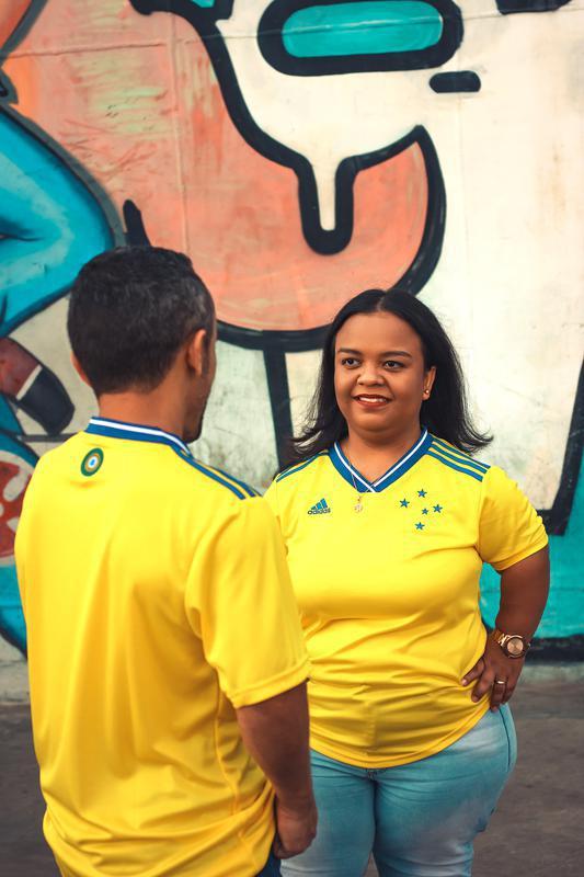 Imagens da nova camisa 3 do Cruzeiro. Novo uniforme, que tem estrelas soltas e  predominantemente amarelo, em referncia ao ano de Copa do Mundo
