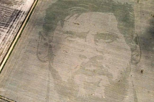 Tributo a Lionel Messi em plantao de milho