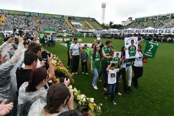 Familiares deram volta olímpica na Arena Condá com objetos e camisas das vítimas da Chapecoense. Emocionado, público cantou músicas do clube em homenagem aos mortos no acidente aéreo na Colômbia