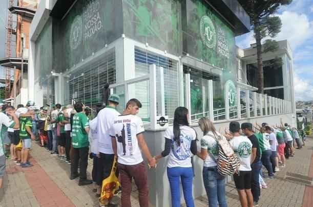 Pela ltima rodada do Campeonato Brasileiro, a Chapecoense receberia o Atltico na Arena Cond. Com a tragdia envolvendo a delegao da equipe catarinense, a rodada deste fim de semana no aconteceu, sendo adiada para o prximo. Solidrio  Chape, que, alm de perder jogadores e comisso tcnica, no possui condies psicolgicas para entrar em campo, o Atltico se pronunciou contra a realizao da partida
