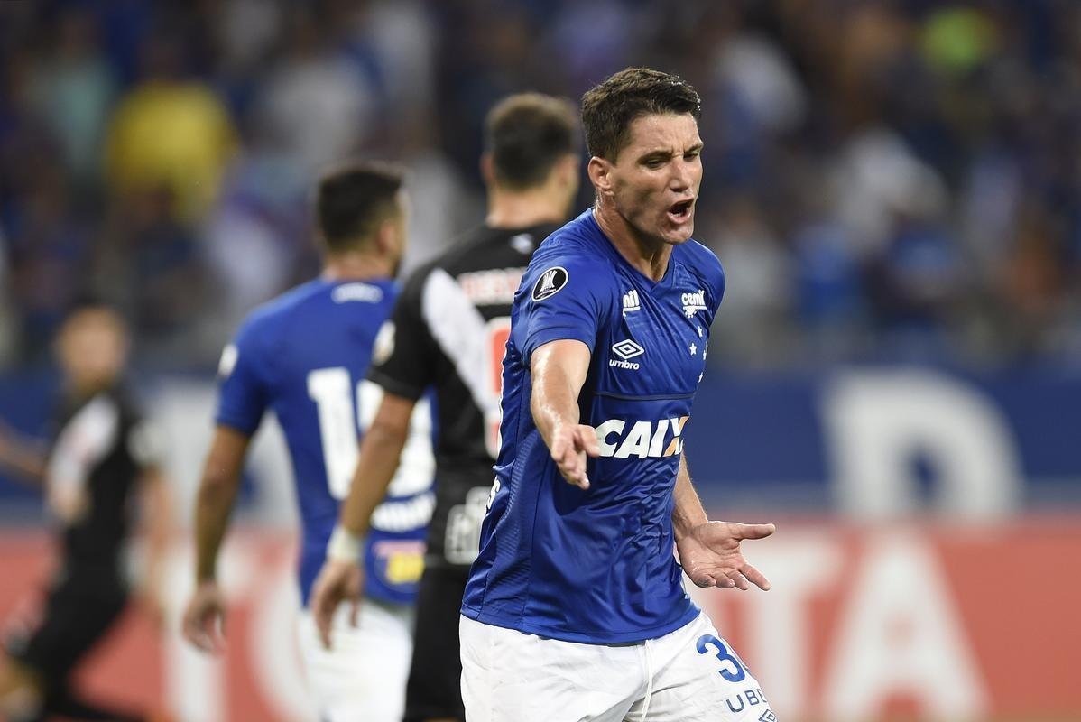 Camisa utilizada pelo Cruzeiro contra o Vasco tem patch da Libertadores no ombro direito, conforme regulamento