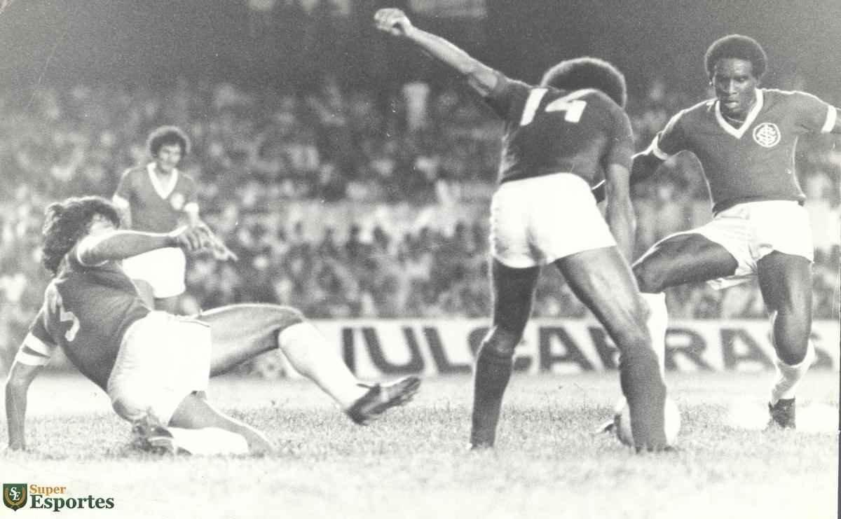 Cruzeiro derrotou Inter por 5 a 4 na estreia da Copa Libertadores de 1976. Palhinha, aos 3 e 10 minutos do 1T, Joozinho, aos 21 min do 1T e aos 18 min do 2T, e Nelinho, aos 40 min do 2T marcaram os gols celestes no triunfo
