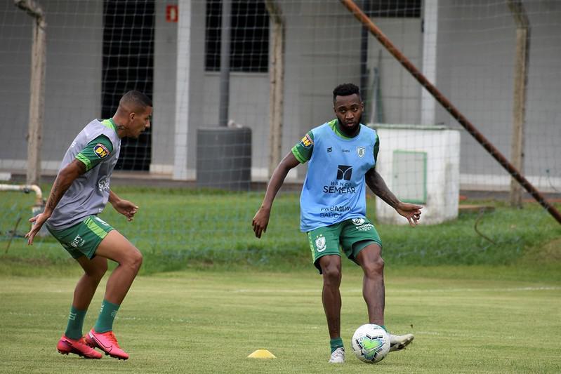 Neste domingo (15), o Amrica treinou no CT do Cuiab, em Mato Grosso, visando o confronto de volta das quartas de final da Copa do Brasil, contra o Internacional. Na primeira partida, em Porto Alegre, o Coelho venceu por 1 a 0. Agora, a equipe mineira joga por um empate, no Independncia, para avanar s semifinais da competio pela primeira vez em sua histria.