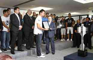 Governador Anastasia entregou uma placa aos campees brasileiros e recebeu uma camisa do Cruzeiro de presente, na Cidade Administrativa